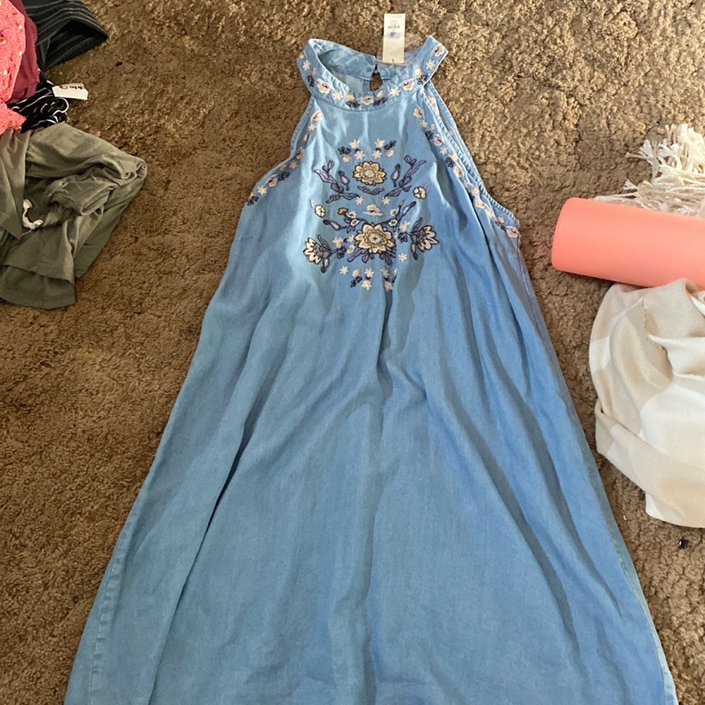 Sleeveless embroidered dress